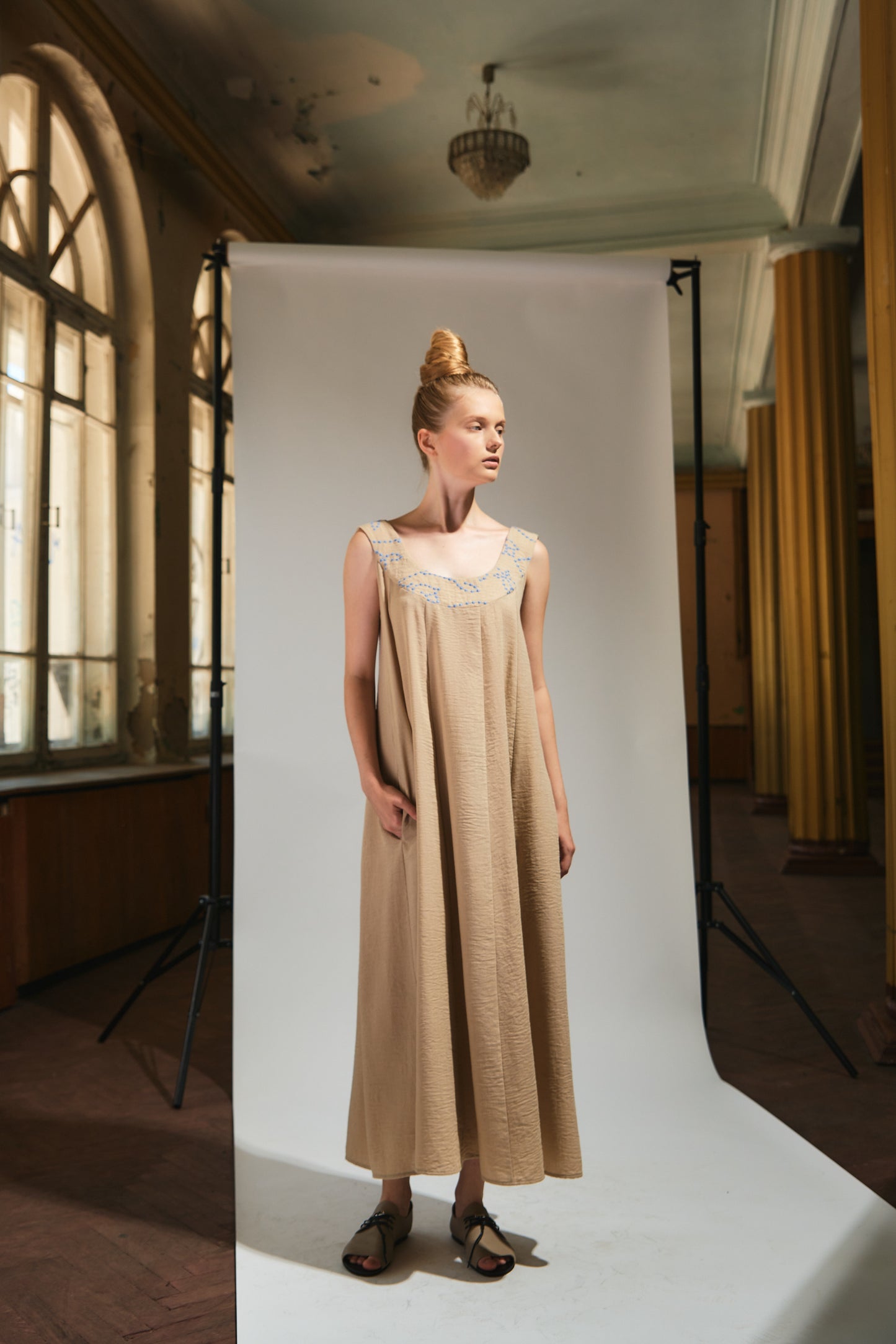 Sleeveless long dress with embroidery | NY77DESIGN