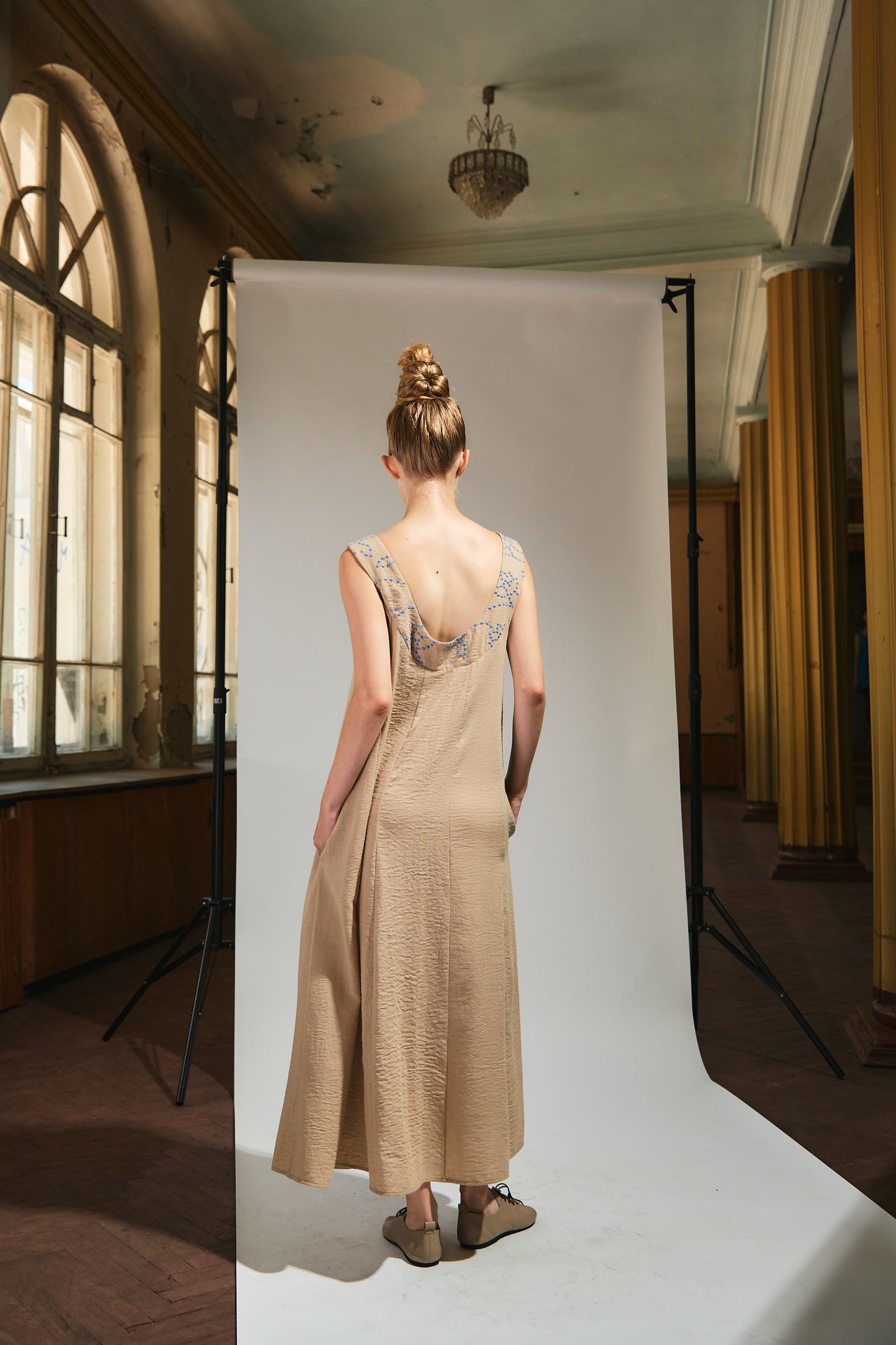 Sleeveless long dress with embroidery | NY77DESIGN