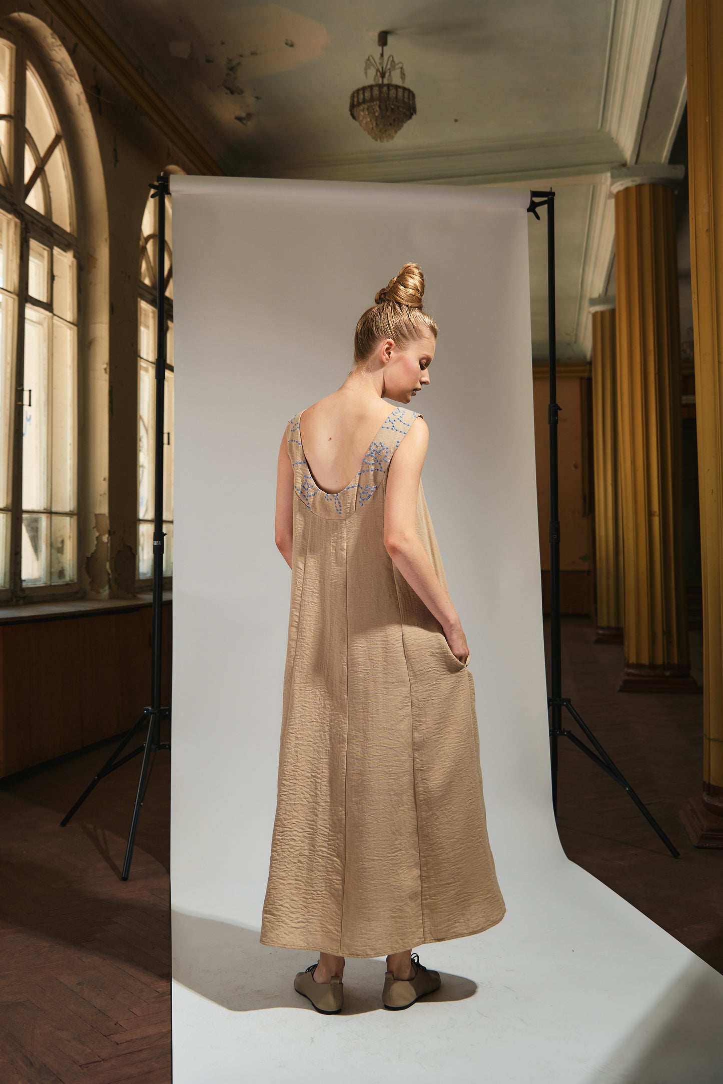 Sleeveless long dress with embroidery | NY77DESIGN