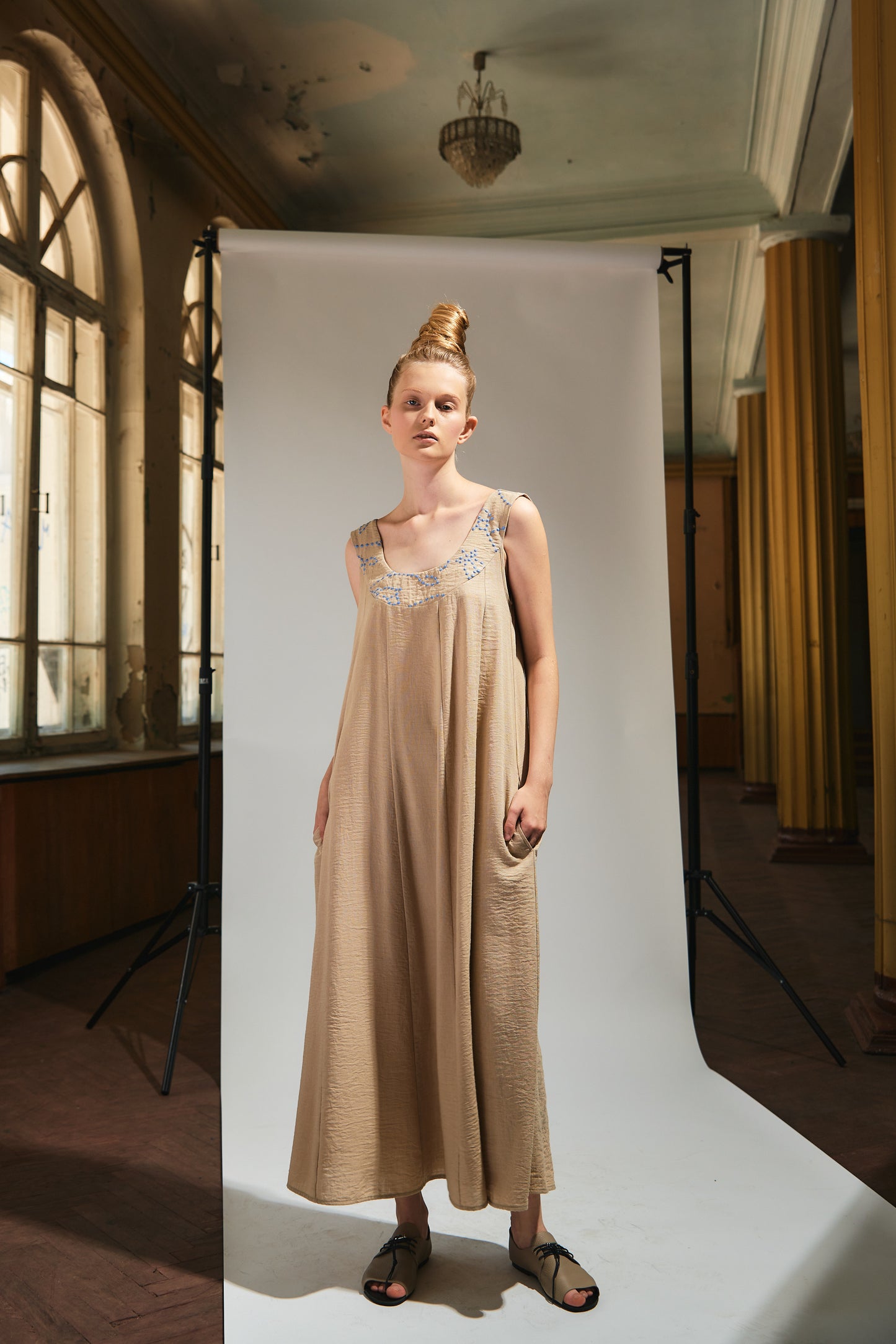 Sleeveless long dress with embroidery | NY77DESIGN