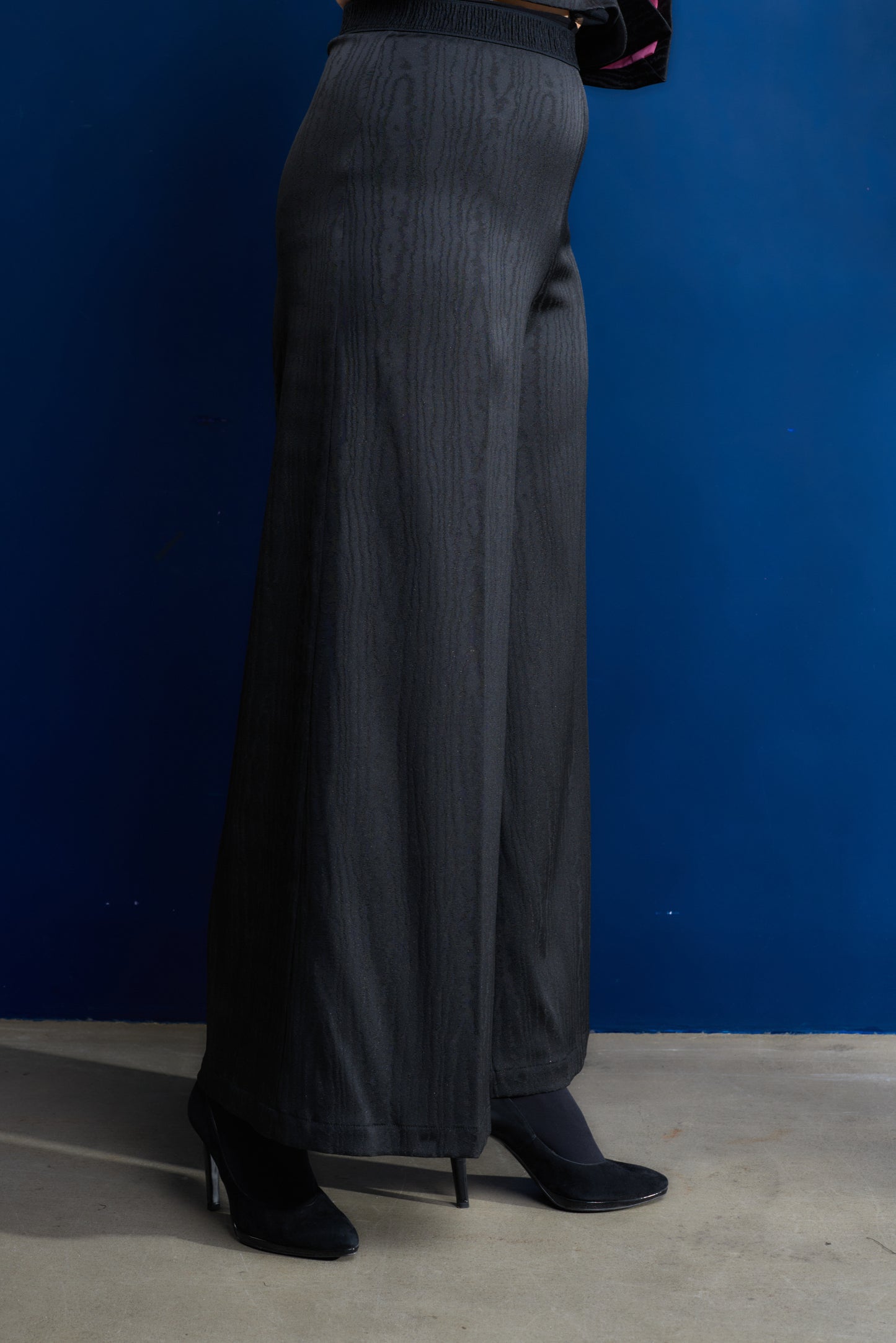 Wide leg pants with elastic waistband and zipper