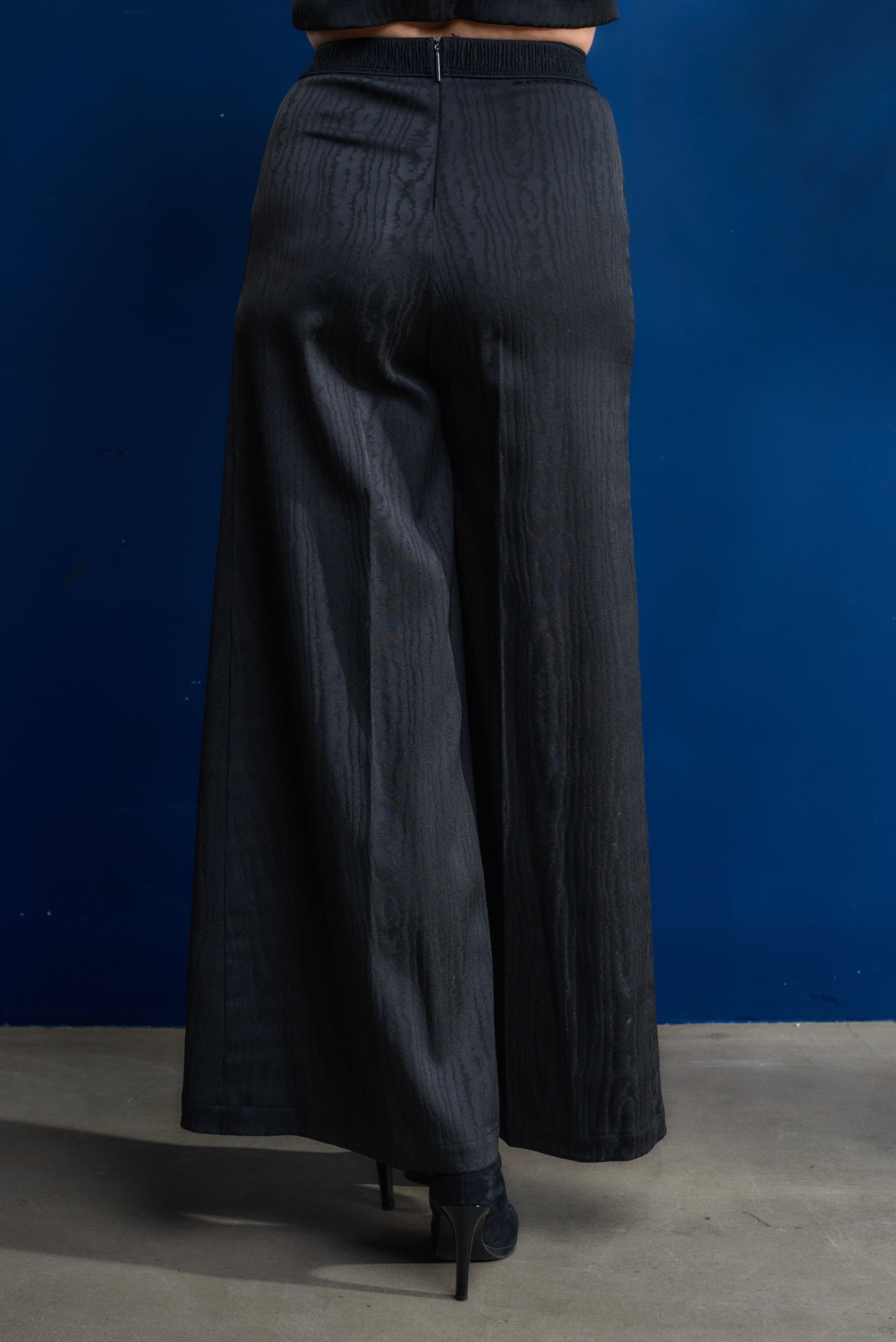 Wide leg pants with elastic waistband and zipper